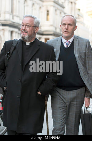 Jeremy Canon Pemberton (à gauche) et mari Laurence Cunnington au Royal Courts of Justice à Londres, comme la gay-prêtre qui a été empêché de travailler comme aumônier de l'hôpital après avoir épousé son partenaire, a exhorté les juges à trouver qu'il a subi la discrimination. Le mercredi 31 janvier 2018. Pemberton Canon, une église d'Angleterre (C E) de prêtre pour plus de 30 ans, avaient la permission d'officier révoqué après il a épousé sa partenaire en avril 2014. Voir tribunaux histoire PA Pemberton. Crédit photo doit se lire : David Mirzoeff/PA Wire Banque D'Images