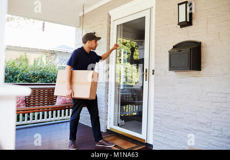 Courier du porte-à-porte de chambre pour offrir des colis Banque D'Images