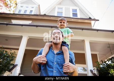 De monter sur les épaules à l'extérieur chambre Banque D'Images