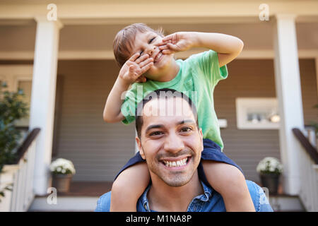 De monter sur les épaules à l'extérieur chambre Banque D'Images