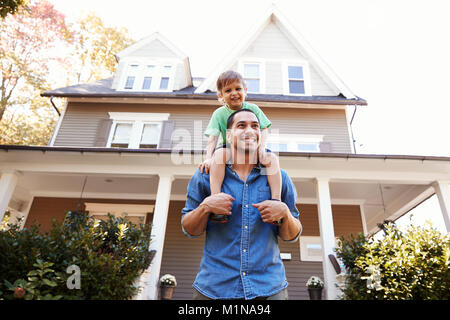 De monter sur les épaules à l'extérieur chambre Banque D'Images