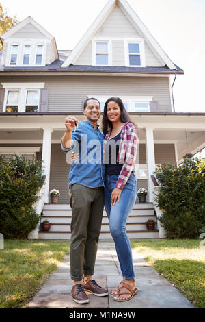 Portrait de Couple Holding Keys to New Home Sur partir à jour Banque D'Images