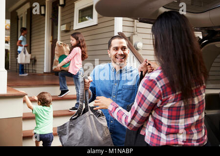 Déchargement de la famille les sacs de magasinage Location Banque D'Images