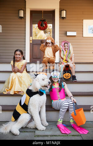 Les enfants et le chien dans des costumes pour Halloween Trick ou traiter Banque D'Images