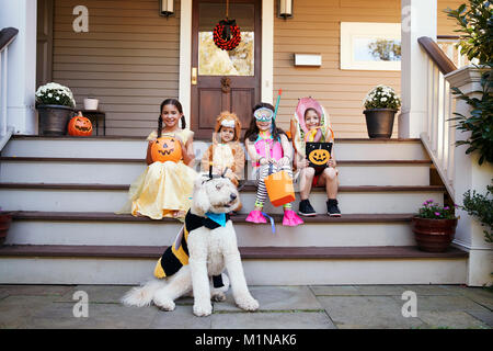 Les enfants et le chien dans des costumes pour Halloween Trick ou traiter Banque D'Images