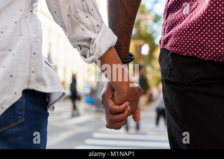 Close Up of Couple Holding Hands On Urban Street Banque D'Images