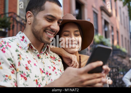 Couple posant pour des Selfies Street à New York City Banque D'Images