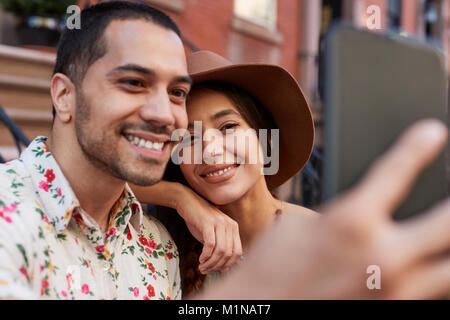Couple posant pour des Selfies Street à New York City Banque D'Images