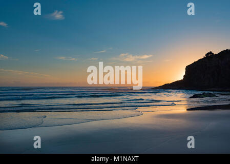 Dawn et une petite plage vide, Scotts Head, dans le nord de la Nouvelle-Galles du Sud, en Australie, un lieu populaire de surf et de baignade Banque D'Images