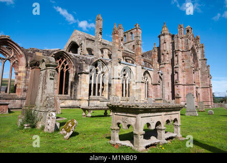 Cimetière de la célèbre abbaye de Melrose monument à l'Écosse. Banque D'Images