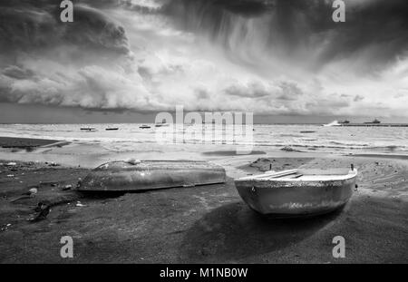 Ciel d'orage avant la tempête et la mer à Limassol, Chypre Banque D'Images