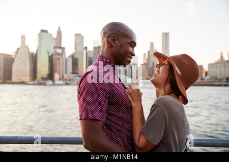 Jeune couple romantique avec Manhattan en arrière-plan Banque D'Images
