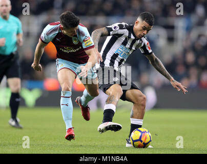 L'Ashley Westwood Burnley (à gauche) et du Newcastle United Kenedy bataille pour la balle durant le premier match de championnat à St James' Park, Newcastle. Banque D'Images