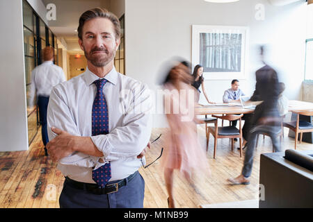 Portrait de l'homme blanc d'âge moyen dans un milieu de travail moderne Banque D'Images