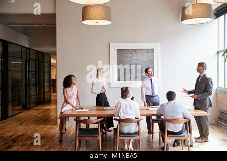 Les jeunes professionnels autour d'une table à une réunion d'affaires Banque D'Images