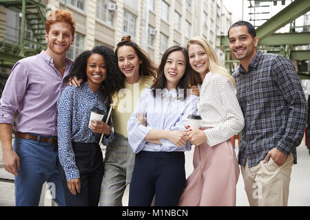 Six jeunes collègues adultes standing outdoors, portrait Banque D'Images