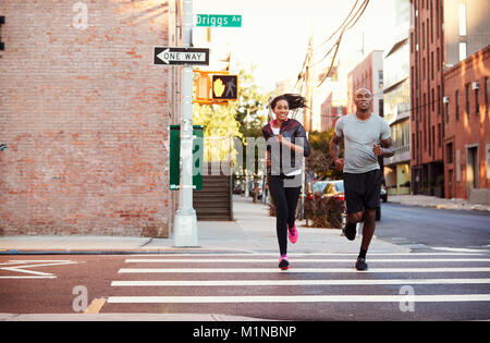Jeune couple jogging noir de Brooklyn street Banque D'Images