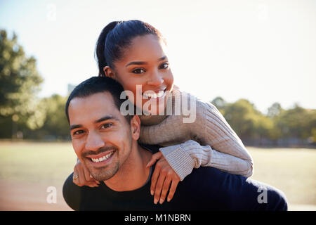 Young couple smiling at camera à Brooklyn, Close up Banque D'Images