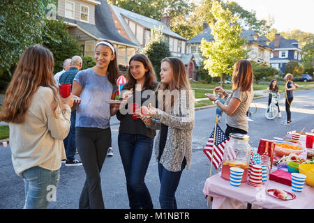 Les adolescents de parler dans la rue, à une fête de quartier Banque D'Images