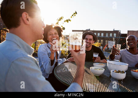 Les amis ayant une petite partie sur un toit de New York, Close up Banque D'Images