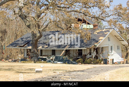 Une tempête maison endommagée renversé de sa fondation à la suite de l'ouragan Katrina. Les murs sont fissurés et le toit endommagé. La maison est l'UNSA Banque D'Images