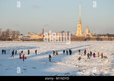 SAINT PETERSBURG, RUSSIE - 31 janvier 2018 : Neva était couvert de buttes. Les gens marchent sur la glace et prenez une photo. Banque D'Images