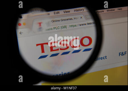Le site web de supermarché Tesco est vu à travers une loupe Banque D'Images