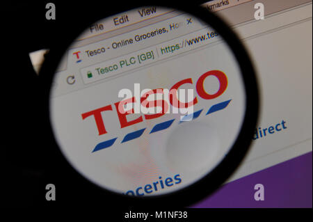 Le site web de supermarché Tesco est vu à travers une loupe Banque D'Images