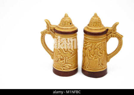 Stein salière et poivrière fabriqué au Japon décoré de la Trinité Limbo Dance et fûts en acier Banque D'Images