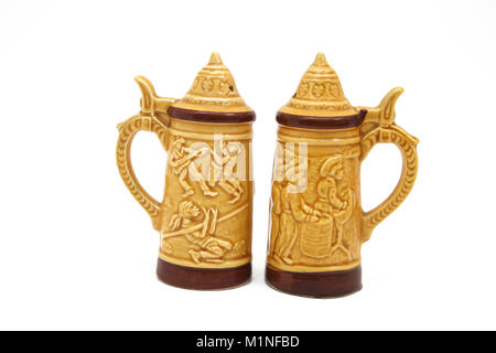 Stein salière et poivrière fabriqué au Japon décoré de la Trinité Limbo Dance et fûts en acier Banque D'Images