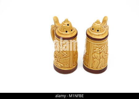 Stein salière et poivrière fabriqué au Japon décoré de la Trinité Limbo Dance et fûts en acier Banque D'Images