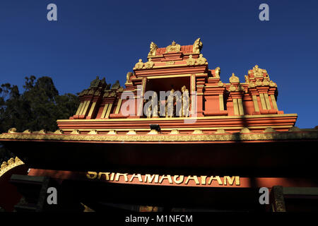 Sita Amman Temple Seetha Eliya Province de Sri Lanka a dit d'être l'endroit où Ravana a tenu captif Sita dans le Ramayana de Statues d'or le Seigneur Rama Banque D'Images