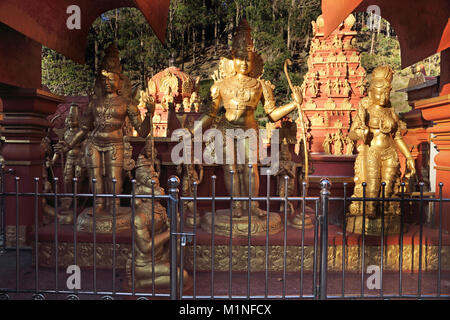 Sita Amman Temple Seetha Eliya Province de Sri Lanka a dit d'être l'endroit où Ravana a tenu captif Sita dans le Ramayana de Statues d'or le Seigneur Rama Banque D'Images