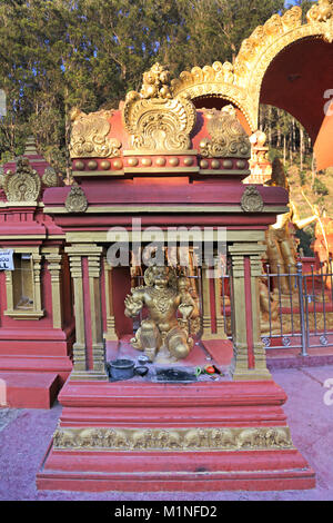 Sita Amman Temple Seetha Eliya Province de Sri Lanka a dit d'être l'endroit où Ravana a tenu captif Sita dans le Ramayana Statue d'or d'Hanuman Banque D'Images