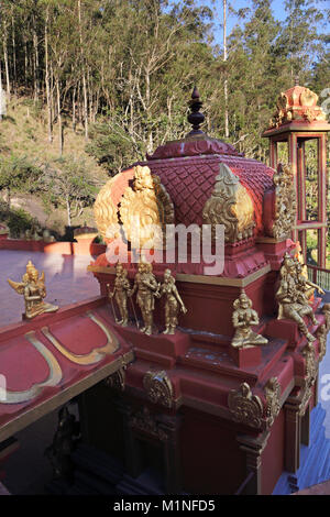 Sita Amman Temple Seetha Eliya Province de Sri Lanka a dit d'être l'endroit où Ravana a tenu captif Sita dans le Ramayana de Statues d'or le Seigneur Rama Banque D'Images