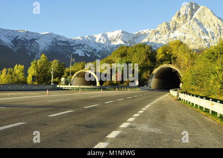 La route à travers le tunnel dans le ventre de la montagne Banque D'Images