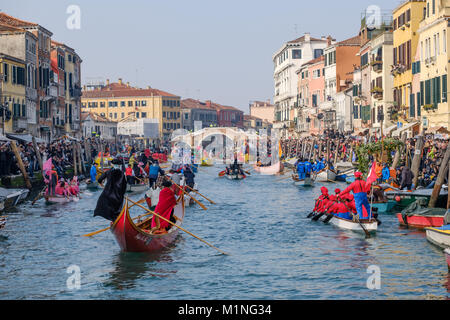 Carnaval de Venise 2018, l'eau masquerade parade. Rio di Cannaregio, Venise, Italie. Le 28 janvier 2018. Banque D'Images