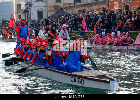 Super Mario mascarade dans l'eau de la parade du Carnaval de Venise 2018. Rio di Cannaregio, Venise, Italie. Le 28 janvier 2018. Banque D'Images