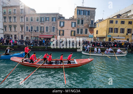 Carnaval de Venise 2018, l'eau masquerade parade. Rio di Cannaregio, Venise, Italie. Le 28 janvier 2018. Banque D'Images