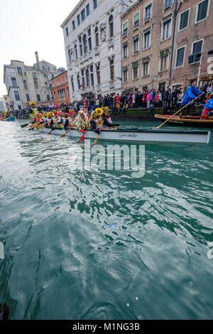 Carnaval de Venise 2018, l'eau masquerade parade. Rio di Cannaregio, Venise, Italie. Le 28 janvier 2018. Banque D'Images