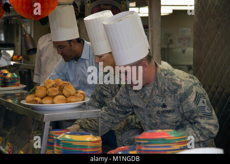 De gauche à droite, le représentant des États-Unis s'Jurd, Brig. Le général Heather Pringle, le commandant de la 502e Escadre de la base aérienne et joint Base San Antonio, et le sergent-chef en chef Kristopher Berg, la 502e base de l'air hauts enrôlés advisor, servent le dîner de Thanksgiving pour les travailleurs et les soldats à JBSA - Camp Bullis' de la salle à manger principale du 22 novembre. Banque D'Images