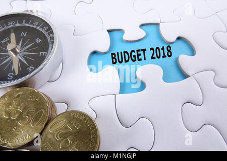 Le budget de 2018 CONCEPT avec imprimé mots sur le casse-tête. Banque D'Images