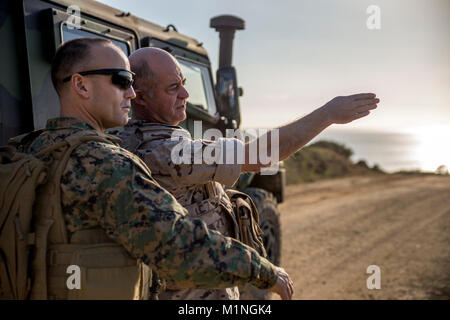 Le colonel marin espagnol Juan M. BÁEZ, commandant adjoint de l'Armada de Trecio (à droite), et le colonel des marines américain Michael J. Perez, le commandant de marine à des fins spéciales Groupe Force-Crisis Response-Africa air-sol (à gauche), Bureau d'Sierra del Retin, Espagne, le 20 décembre 2017. SPMAGTF-CR-AF est déployée pour mener limited d'intervention en cas de crise et théâtre-opérations de sécurité en Europe et l'Afrique du Nord. (U.S. Marine Corps Banque D'Images