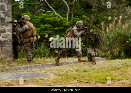 La Marine américaine lance le Cpl. Tyjier manoeuvres Brandy vers l'objectif au cours d'opérations militaires en terrain urbain de la formation dans l'Okinawa, Japon, le 28 décembre, 2017. Msortie formation a été menée afin d'augmenter la survie de l'unité et la létalité tout en fonctionnant dans un environnement urbain. Brandy, un Buffalo, New York, est un carabinier avec Kilo Co., 3e Bataillon, 3e Régiment de Marines. L'Hawaii, bataillon est déployé en avant à Okinawa, au Japon dans le cadre du Programme de déploiement de l'unité. (U.S. Marine Corps Banque D'Images