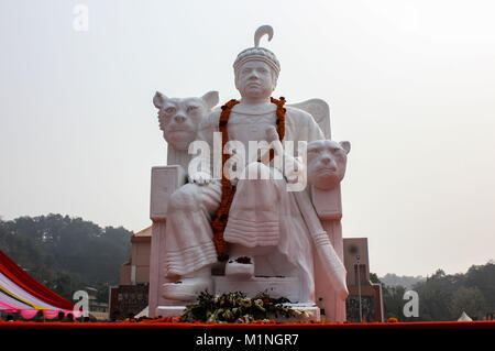 Guwahati, Inde. Jan 31, 2018. Aperçu de la MAE-DAM-MAE-PHI 2018 organisé par Ministère de la Culture, gouvernement de l'Assam, en Inde. MAE-DAM-MAE-PHI la fête religieuse annuelle de la Ahoms en Assam où ils offrent au "Respect" de leurs ancêtres et observé le 31 janvier de chaque année. En langue Tai, MAE-DAM-MAE-PHI signifie offrir de Puja et de prière en mémoire de leurs ancêtres. MAE signifie payer hommages, DAM signifie ancêtres et PHI signifie dieux et déesses. Crédit : David Talukdar/Pacific Press/Alamy Live News Banque D'Images