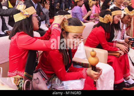 Guwahati, Inde. Jan 31, 2018. Aperçu de la MAE-DAM-MAE-PHI 2018 organisé par Ministère de la Culture, gouvernement de l'Assam, en Inde. MAE-DAM-MAE-PHI la fête religieuse annuelle de la Ahoms en Assam où ils offrent au "Respect" de leurs ancêtres et observé le 31 janvier de chaque année. En langue Tai, MAE-DAM-MAE-PHI signifie offrir de Puja et de prière en mémoire de leurs ancêtres. MAE signifie payer hommages, DAM signifie ancêtres et PHI signifie dieux et déesses. Crédit : David Talukdar/Pacific Press/Alamy Live News Banque D'Images