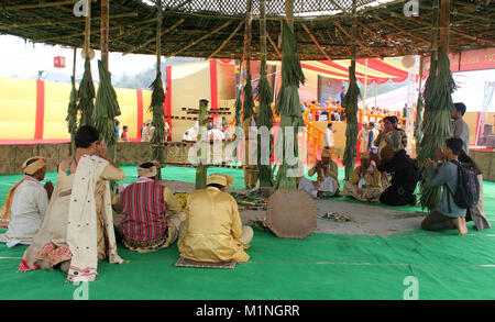 Guwahati, Inde. Jan 31, 2018. Aperçu de la MAE-DAM-MAE-PHI 2018 organisé par Ministère de la Culture, gouvernement de l'Assam, en Inde. MAE-DAM-MAE-PHI la fête religieuse annuelle de la Ahoms en Assam où ils offrent au "Respect" de leurs ancêtres et observé le 31 janvier de chaque année. En langue Tai, MAE-DAM-MAE-PHI signifie offrir de Puja et de prière en mémoire de leurs ancêtres. MAE signifie payer hommages, DAM signifie ancêtres et PHI signifie dieux et déesses. Crédit : David Talukdar/Pacific Press/Alamy Live News Banque D'Images