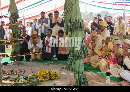 Guwahati, Inde. Jan 31, 2018. Aperçu de la MAE-DAM-MAE-PHI 2018 organisé par Ministère de la Culture, gouvernement de l'Assam, en Inde. MAE-DAM-MAE-PHI la fête religieuse annuelle de la Ahoms en Assam où ils offrent au "Respect" de leurs ancêtres et observé le 31 janvier de chaque année. En langue Tai, MAE-DAM-MAE-PHI signifie offrir de Puja et de prière en mémoire de leurs ancêtres. MAE signifie payer hommages, DAM signifie ancêtres et PHI signifie dieux et déesses. Crédit : David Talukdar/Pacific Press/Alamy Live News Banque D'Images