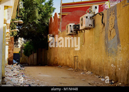 Un graffiti sur une ruelle mur dans le quartier de Guizeh Le Caire, Égypte. Banque D'Images