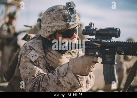 Un groupe de travail avec la Marine américaine au sud-ouest de forêt le M-27 Fusil automatique d'infanterie dans le cadre du programme de tir de combat au Camp Shorabak, Afghanistan, le 26 janvier 2018. Sud-ouest de l'Équipe spéciale travaille continuellement sur l'adresse au tir de combat pour assurer un bon maintien des compétences de combat maritime de base, afin qu'ils puissent mieux former, conseiller et assister les forces nationales de défense et de sécurité. (U.S. Marine Corps photo par le Sgt. Conner Robbins) Banque D'Images